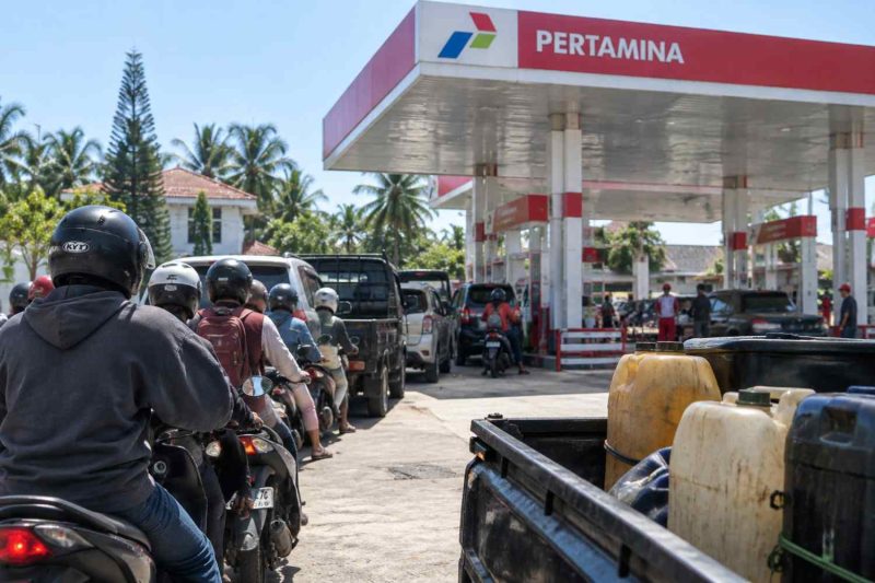 Bali Fuel Queues Spread, Pertamina CEO Apologizes