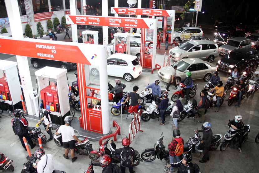Bali Fuel Queues Spread, Pertamina CEO Apologizes