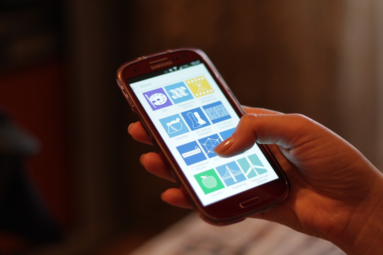 How to Take Screenshots on Android Phones and iPhones: Complete Guide